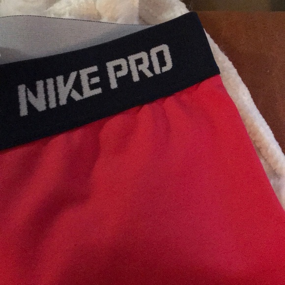 Women’s Nike Pro Pink Workout Capri - Size SM - Picture 3 of 3